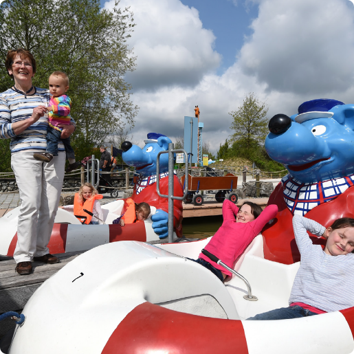 Ravensburger Spieleland_Besuch planen_Spieleland-Oma_Kinder mit Oma an den Spaßbooten